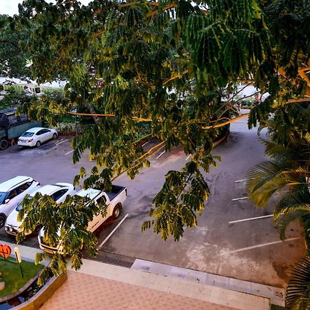 Maya'S Kings Kourt Mysuru Zewnętrze zdjęcie